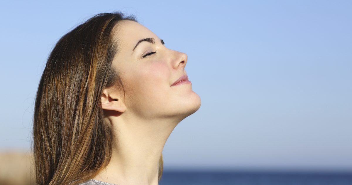 تمرين التنفس للمساعدة في تخفيف طنين الأذن