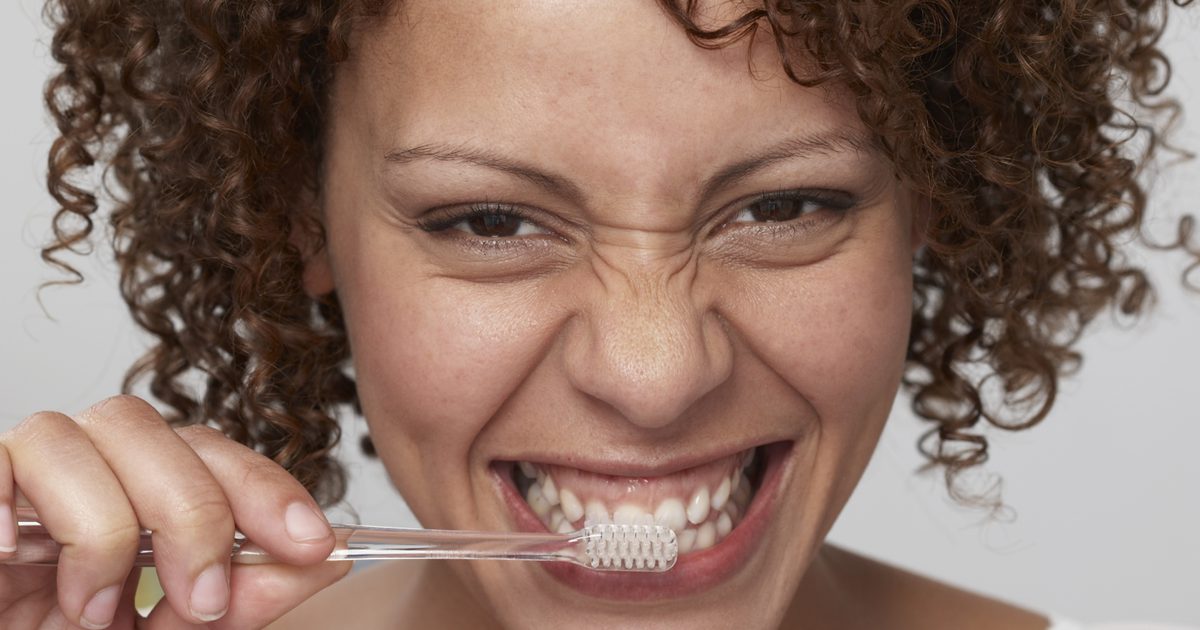 Kan borsta tänder med baksoda och peroxid Döda bakterier som orsakar kaviteter?