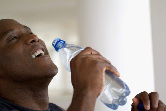 Ali lahko dehidracija povzroči visoko vsebnost beljakovin v urinu?