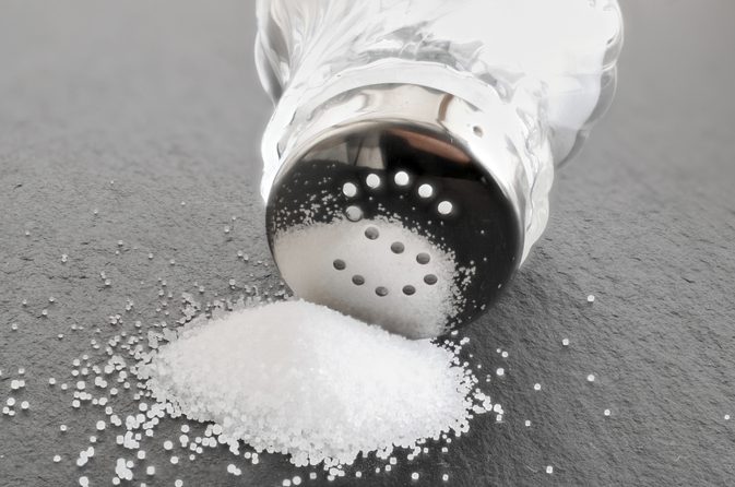 Ali lahko preveč soli povzroči bolečine v sklepih in odrevenelosti?
