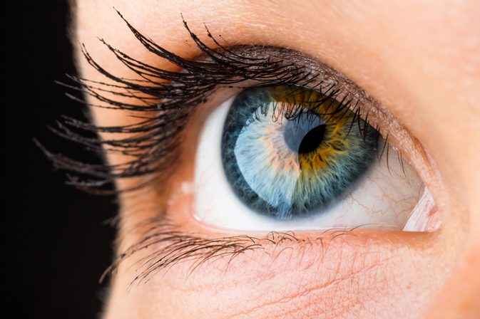 Příčiny záblesků ve vnějším rohu oka