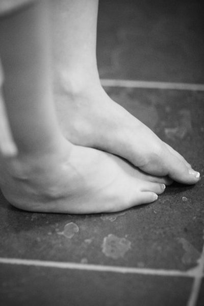 Príčiny červenej svrbivé vyrážky na nohách