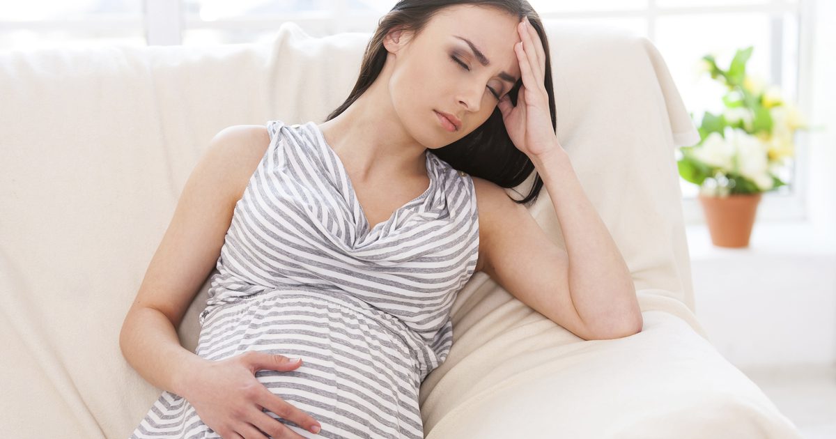 Årsaker til en skarp smerte i høyre side mens gravid