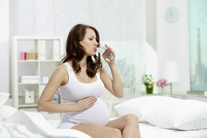 जौ पानी गर्भावस्था के दौरान पैर में सूजन कम करता है?