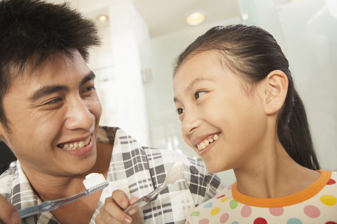Čistenie zubov spôsobuje ich zuby?