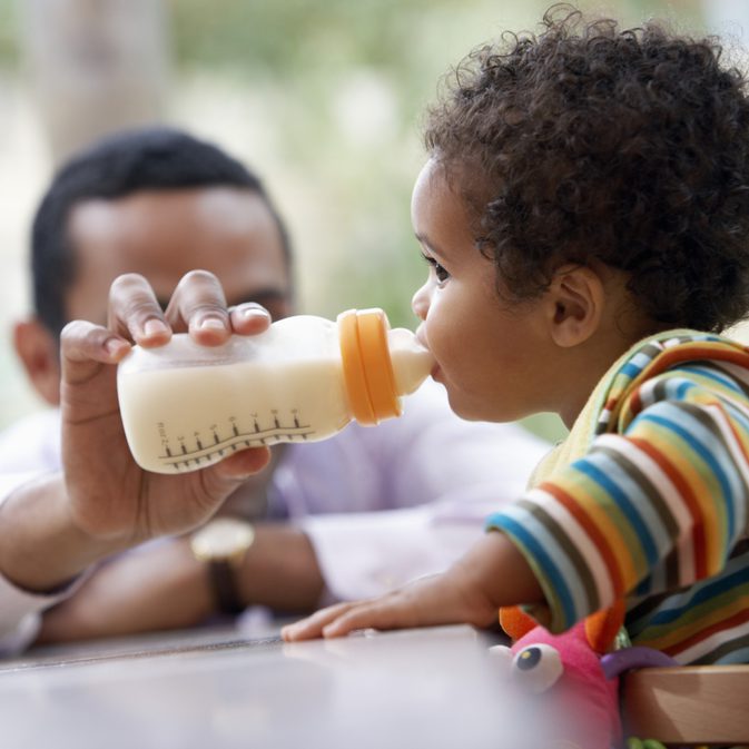 Hvordan kan du fortælle om dit barn er allergisk over for koens mælk?