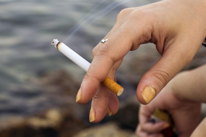 W jaki sposób palenie powoduje, że trądzik jest gorzej?