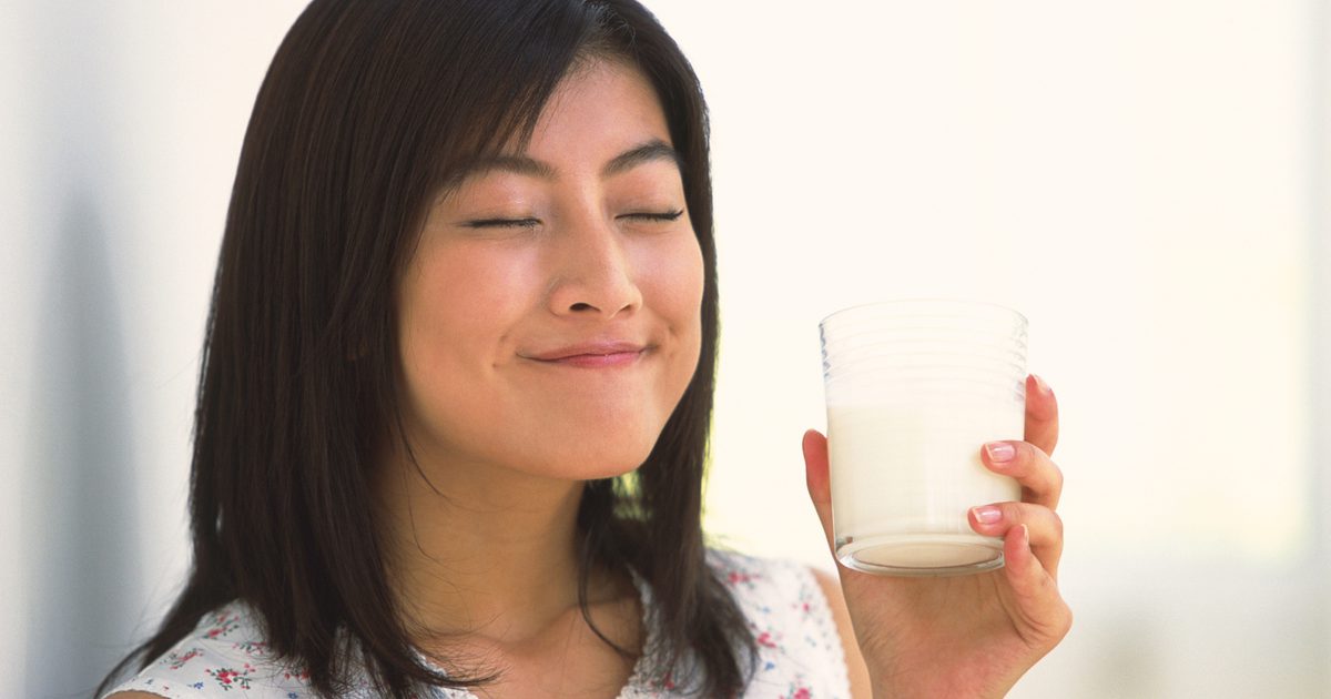 Wie viel Milch sollten Erwachsene täglich für starke Knochen trinken?