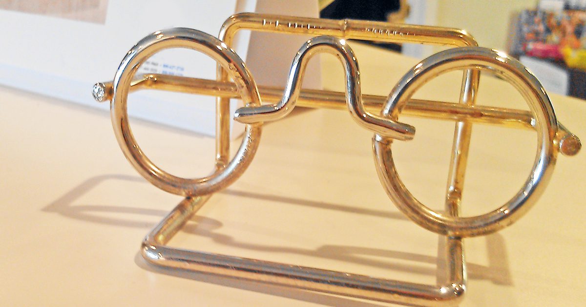 Jak dostosować plastikowe ramki okularów