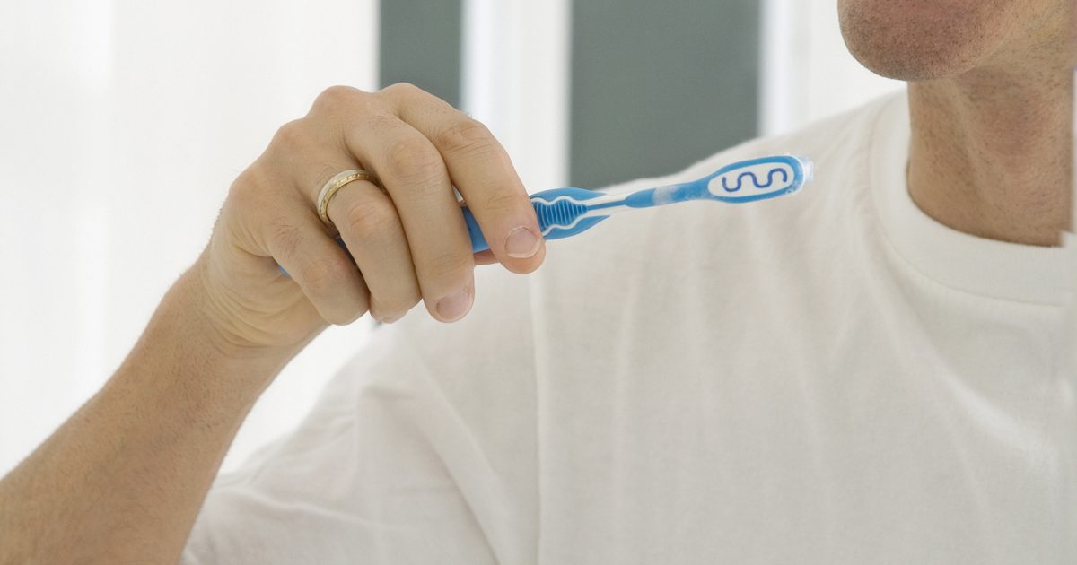 Jak szczotkować zęby bez pasty do zębów lub sody oczyszczonej