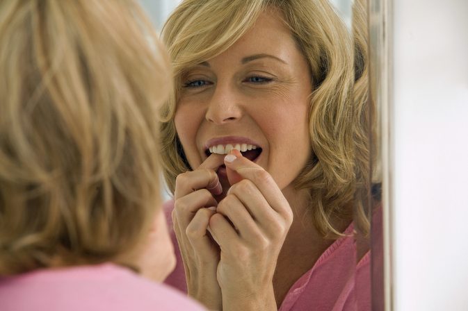 Hvordan man plejer skære i munden tæt på tænderne