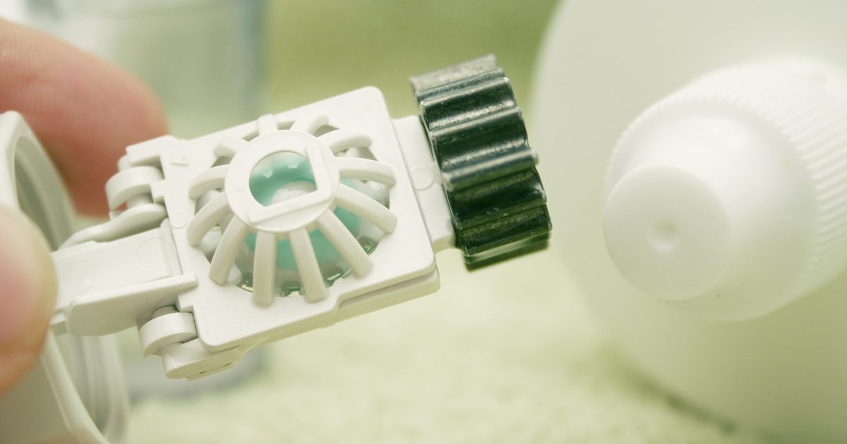 Slik rengjør du et kontaktlins med peroksid
