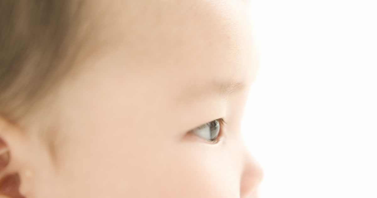 Как обнаружить проблемы с глазами у 2-месячного ребенка