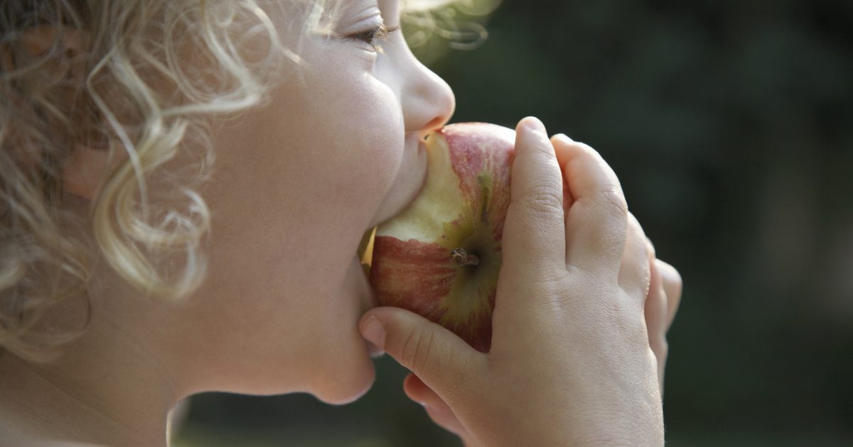 Hoe gas en opgeblazen gevoel te elimineren door appels te eten