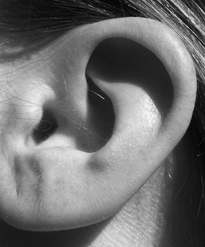 Wie man Flüssigkeit in den Ohren los wird