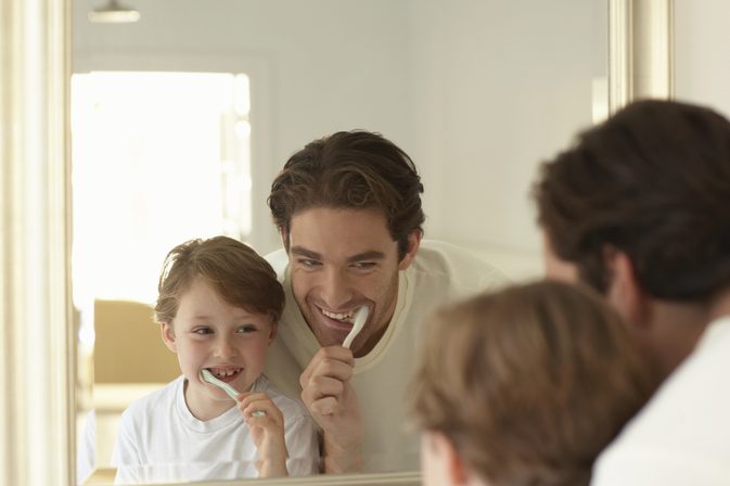 Wie man stärkere Zähne und Zahnfleisch erhält