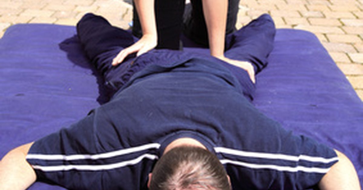 Как да си направите масаж на долната част на гърба