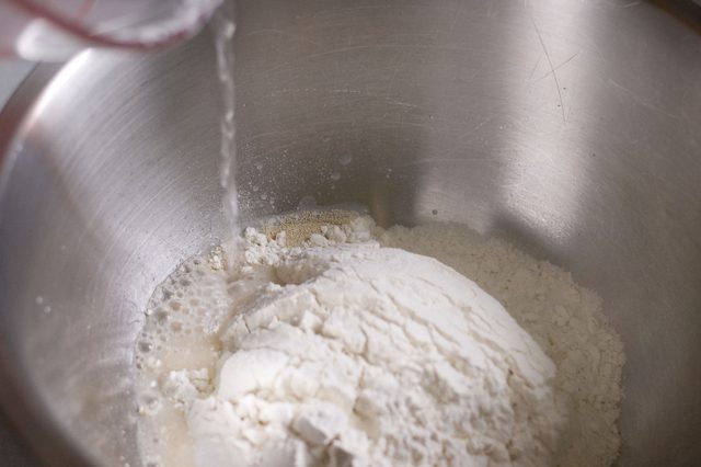 Как замешивать тесто на воде. Замешивание теста вручную для тандыра. Фото веселки замешивать тесто.