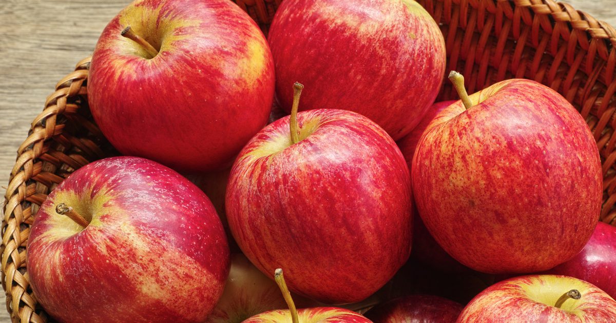 Wie man die Haut von den Äpfeln schält