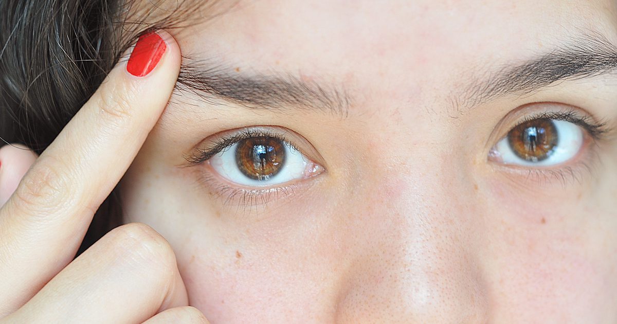Hvordan å forhindre øyenbryn hår fra peker opp