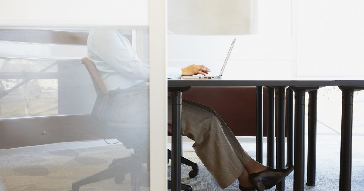Kako preprečiti krče nog pri sedenju pri delu
