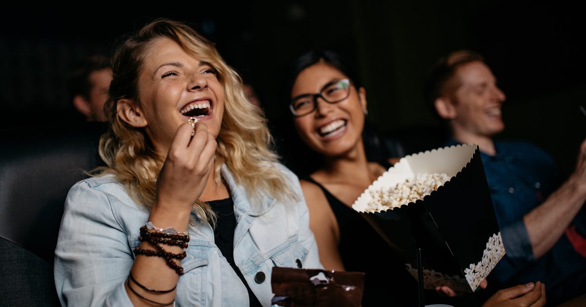 Wie man Popcorn von deinen Zähnen entfernt