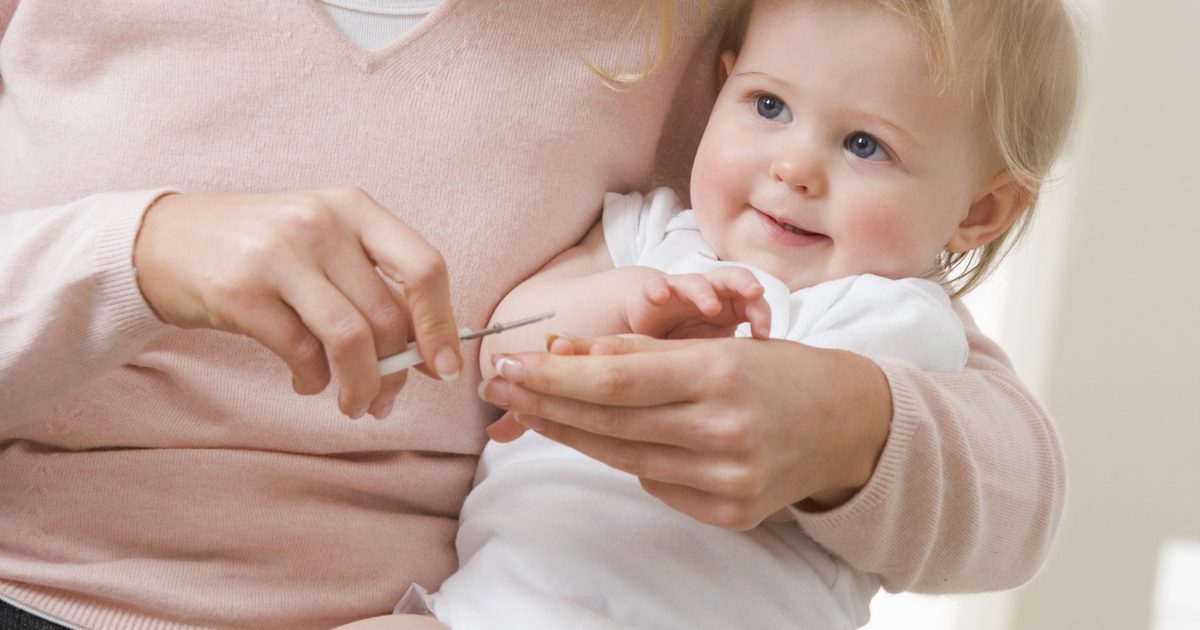 Как да спрем бебето пръст от кървене