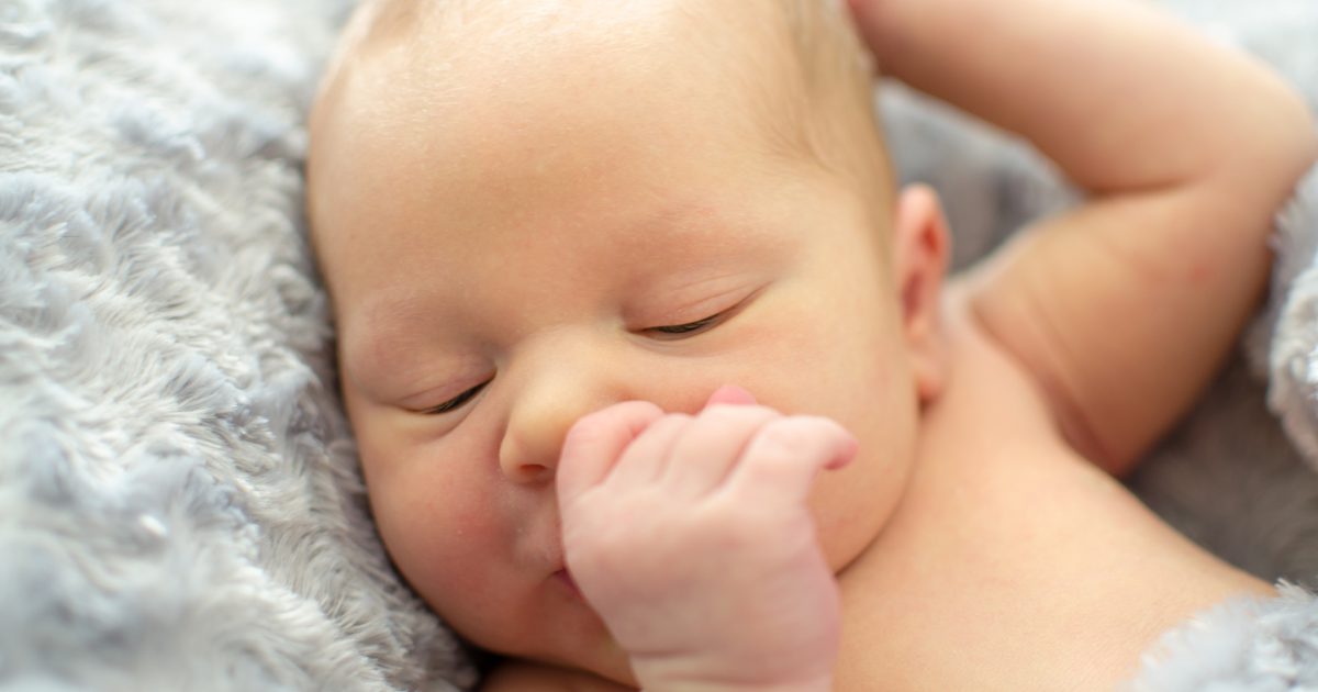 Hoe een gebarsten huid wordt behandeld die wordt veroorzaakt door het zuigen van een baby