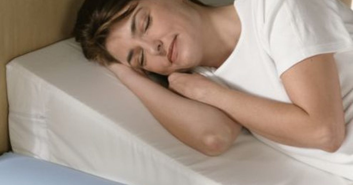Wie man einen Bett-Keil für das Schlafen benutzt