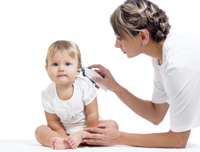 Kako uporabljati vodikov peroksid, da odstranite ušesni vosek od otroka