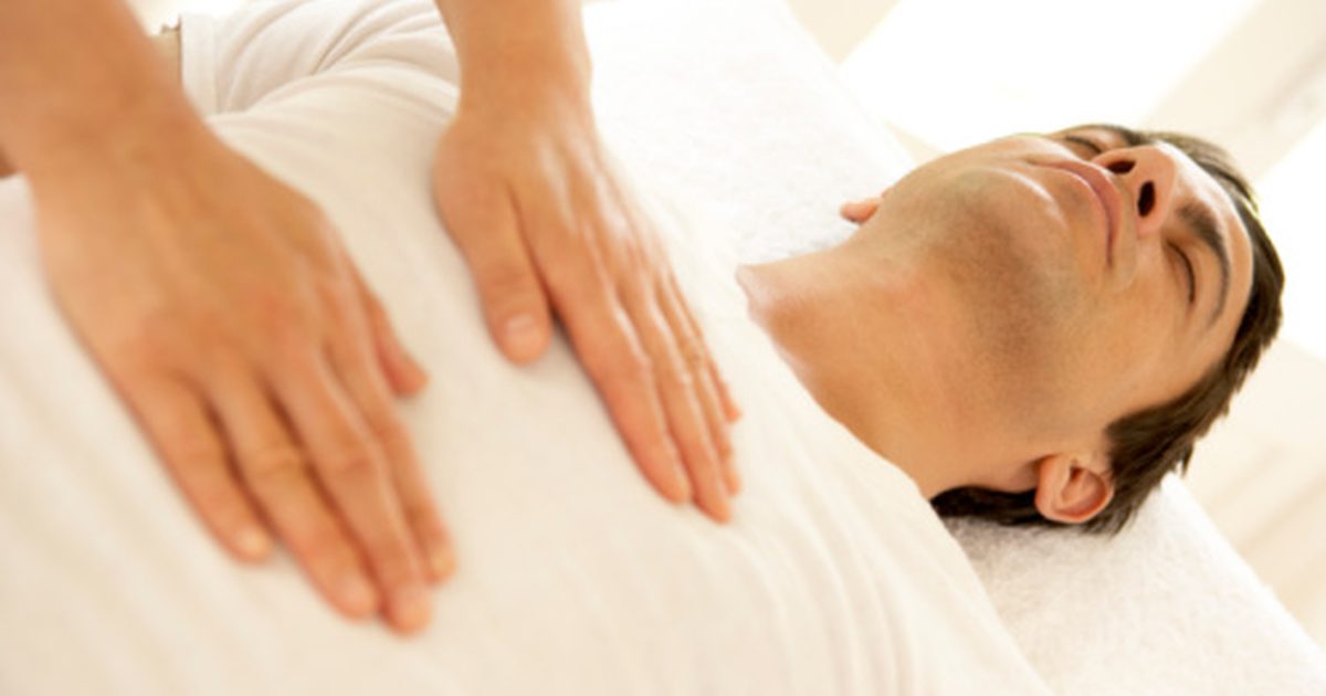 Techniki masażu piersi u mężczyzn