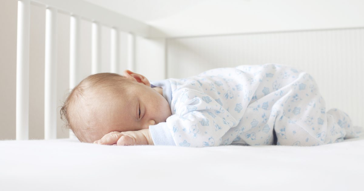 Redenen dat een baby niet zal stoppen met schoppen tijdens het slapen