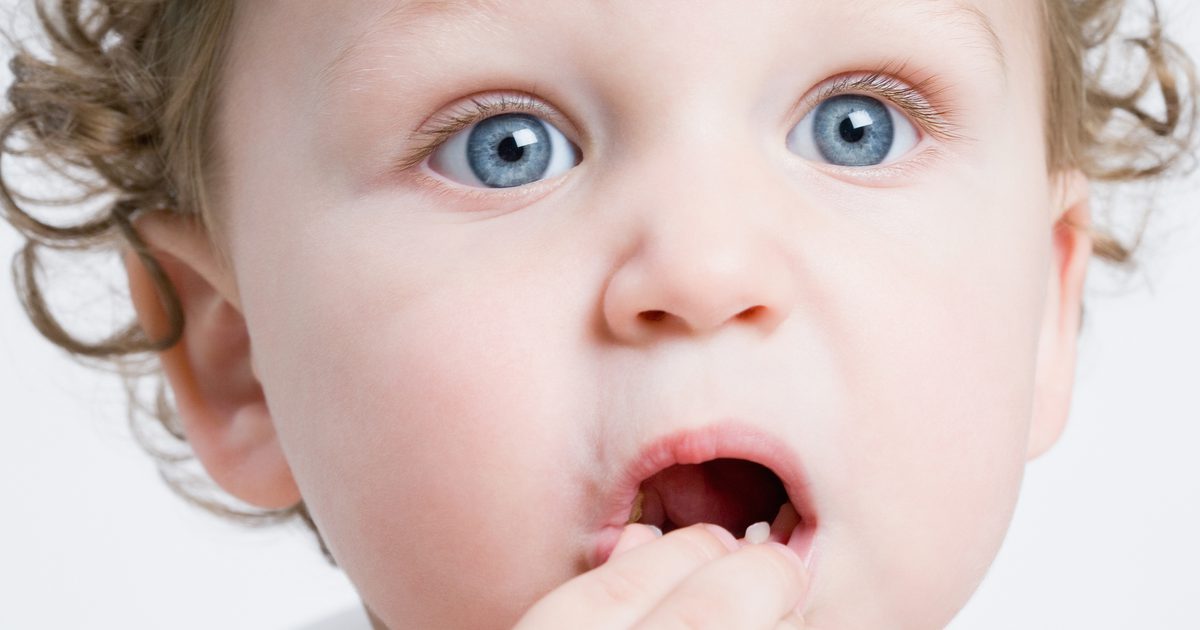 Rote Flecken auf dem Mund und Mundgeruch bei Kleinkindern