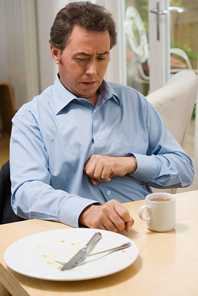 Silné bolesti žaludku nebo hrudníku po jídle