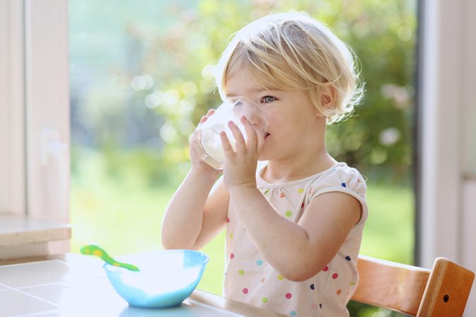 Skal en småbarn med flegm drikke mælk?