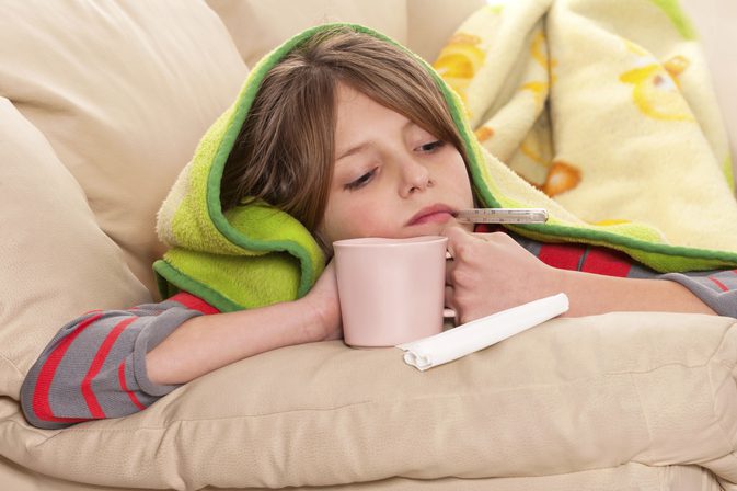 Moet je een kind bedekken met koorts?