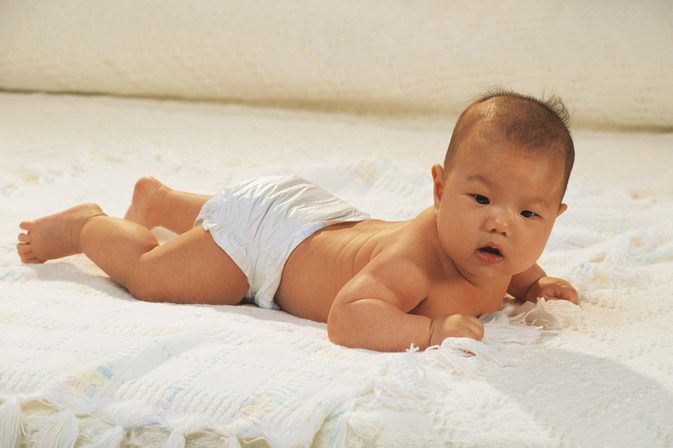 Ska du lägga en baby med sur reflux på magen?