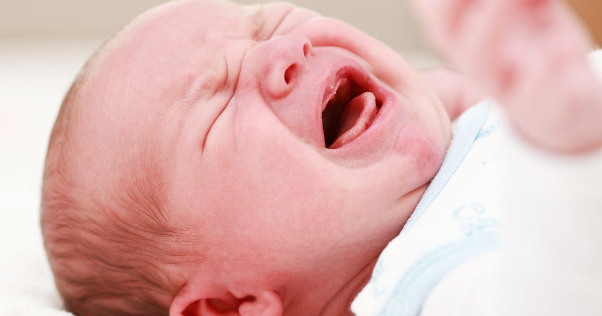Znaki in simptomi zgornjih dihalnih okužb in okužbe ušesa pri dojenčkih