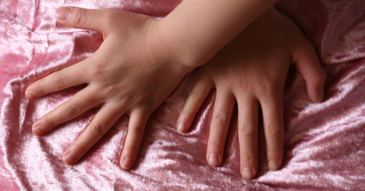 الجلد على أيدي طفلي هو تقشير
