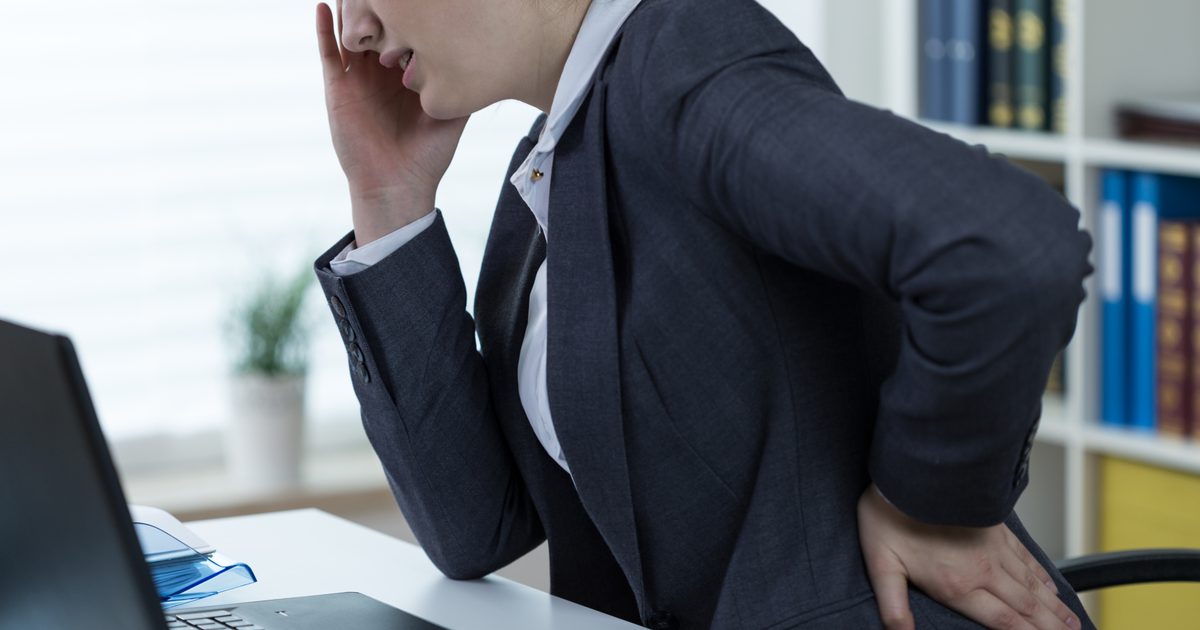 Jakie są przyczyny bólu pleców podczas pracy przy komputerze?