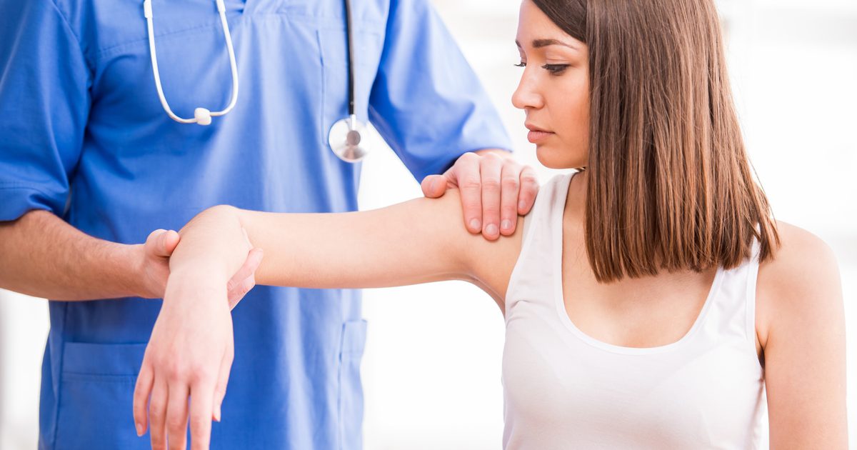 Wat zijn de oorzaken van pijn in de achterkant van de arm?