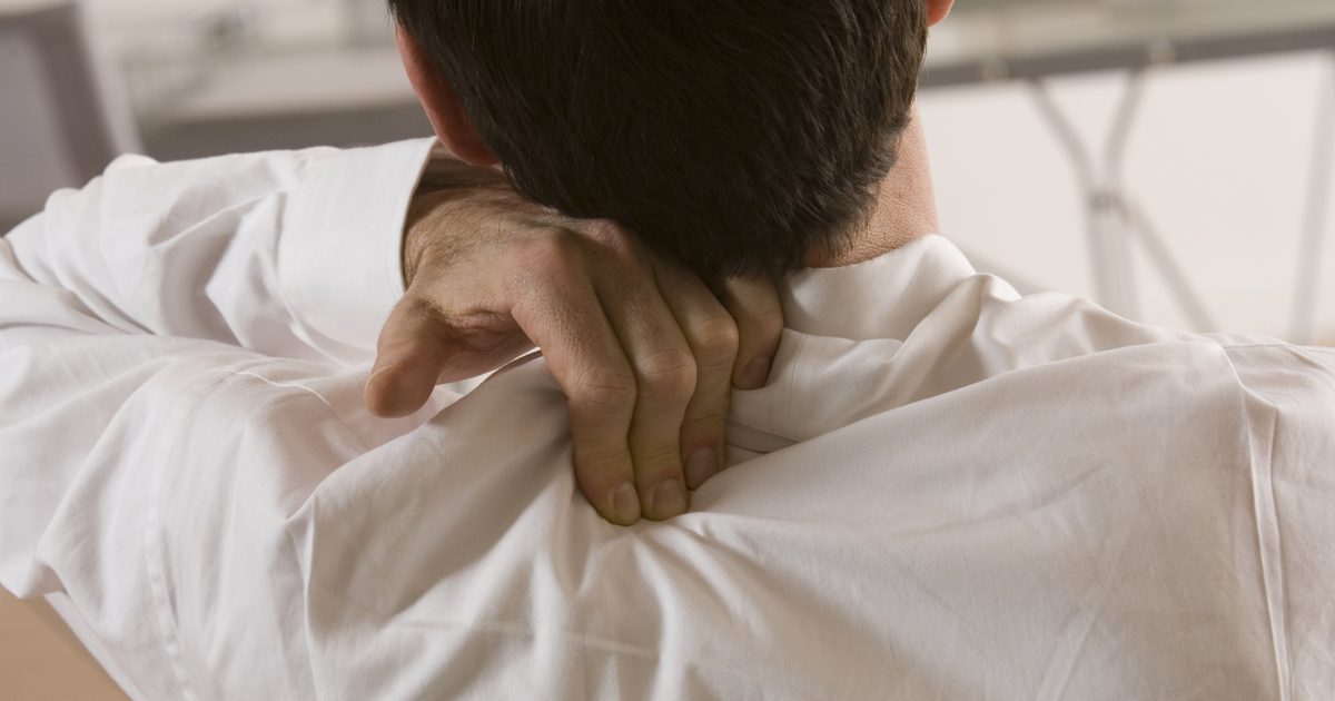 Hva er årsakene til smerte, nummenhet og kramming i venstre arm?