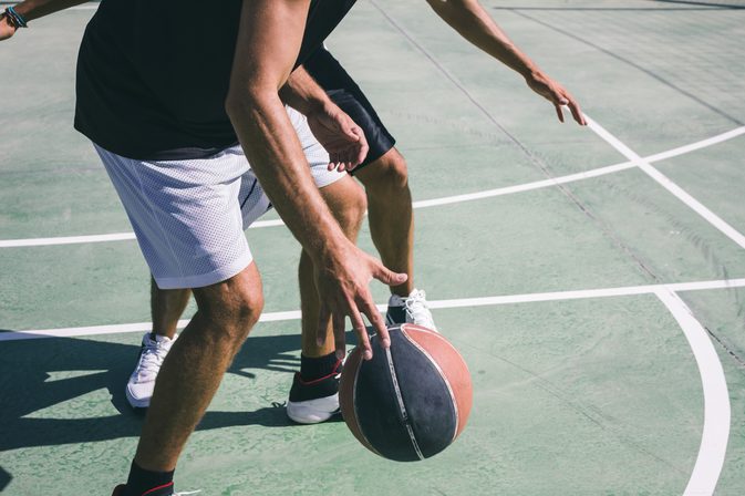 Was sind häufige Ursachen von Schmerzen im Handgelenk bei Basketballspielern?