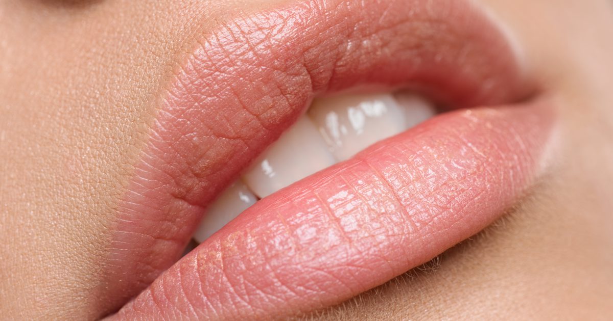 Kaj so majhni udari na ustnicah?