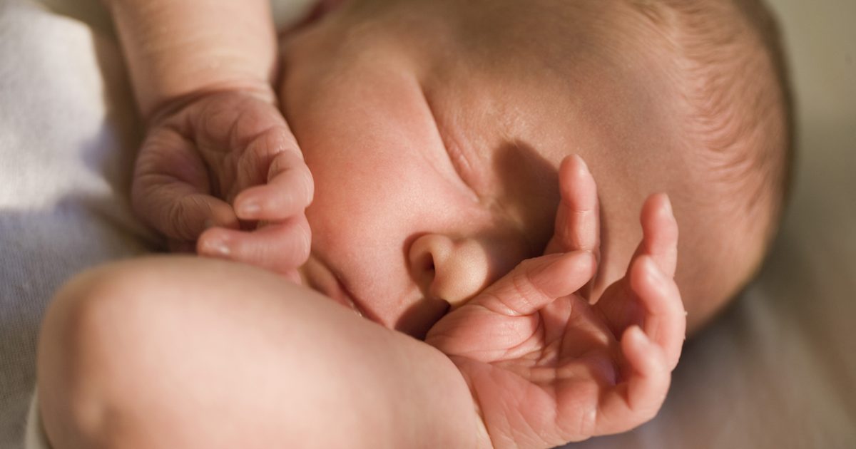 Jaké jsou příznaky refluxu kyselin novorozenců?