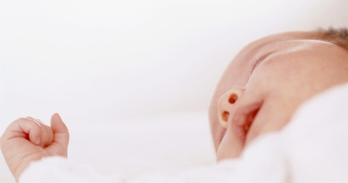 शिशुओं में स्लीप एपेना के लक्षण क्या हैं?