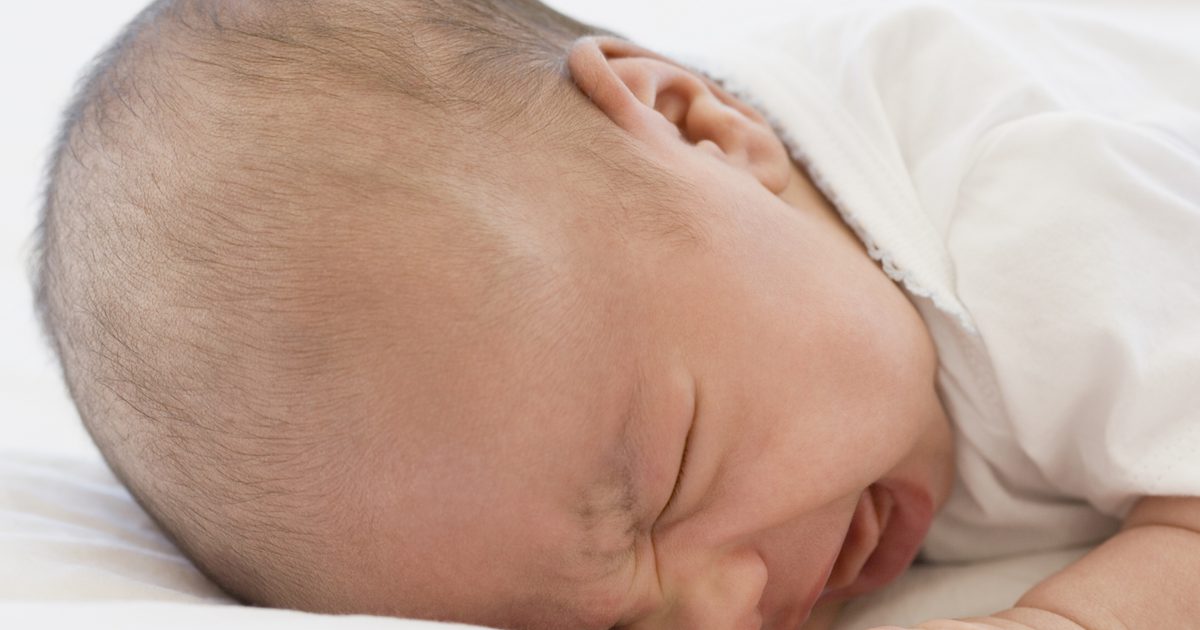 Jaké jsou léčebné postupy pro suchý kašel a bolest v krku u kojence?