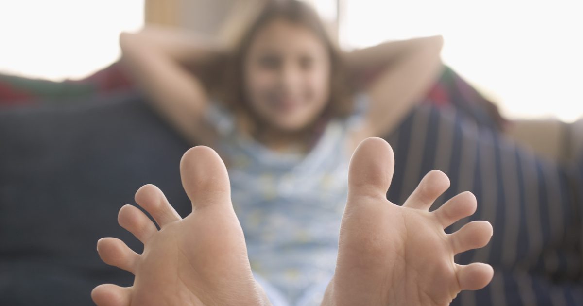 Hvad kan forårsage pludselige og alvorlige kløende fødder i et barn?