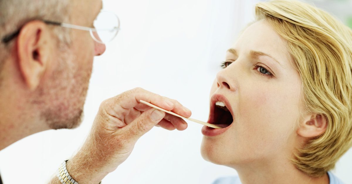 Hva forårsaker en tørr munn så tørr at du ikke kan snakke?