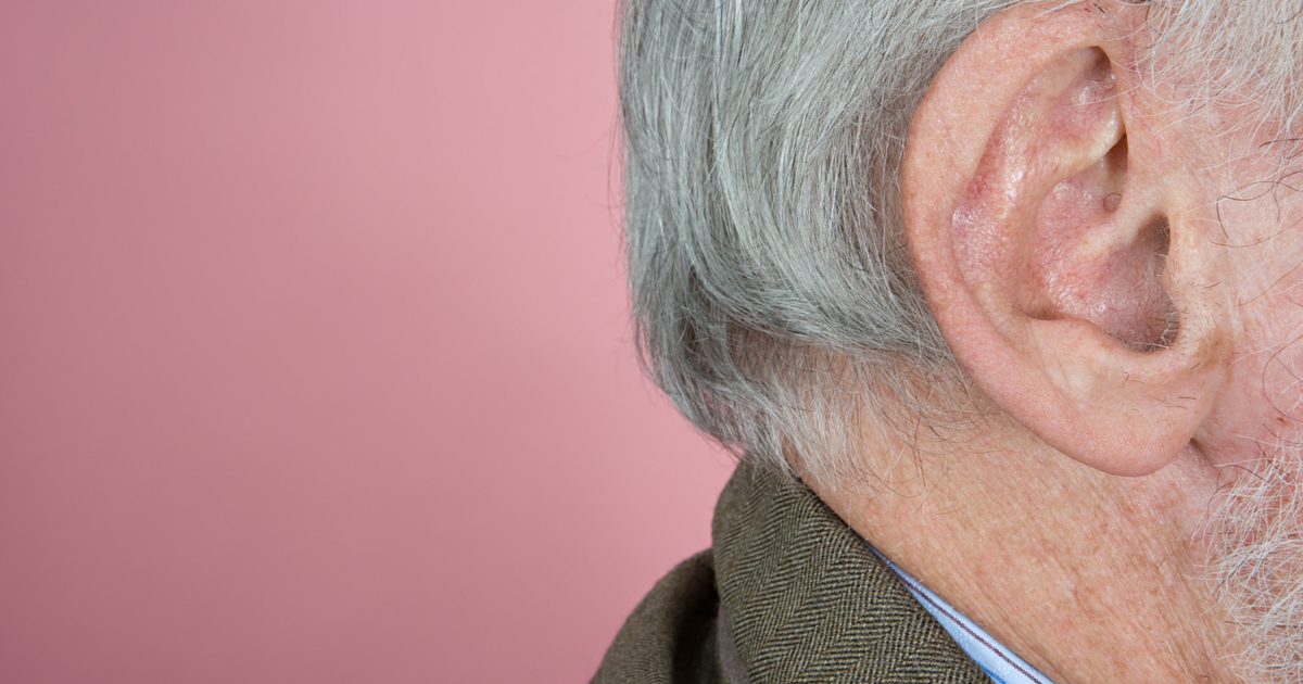 Vad orsakar torra, skaliga stötar på öronen?